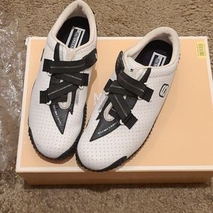 Sketchers tennis shoes